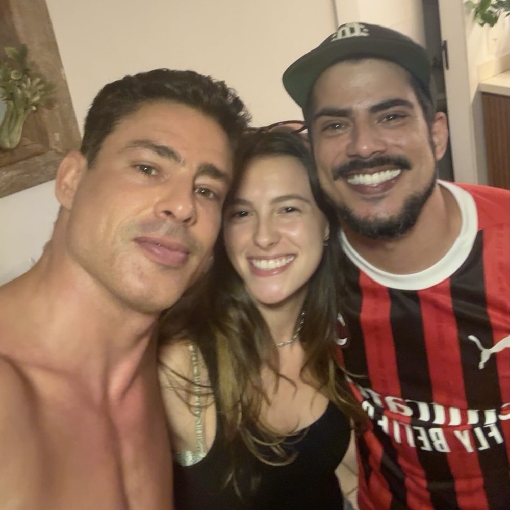 Cauã Reymond publica foto rara ao lado dos irmãos durante feriado de Páscoa