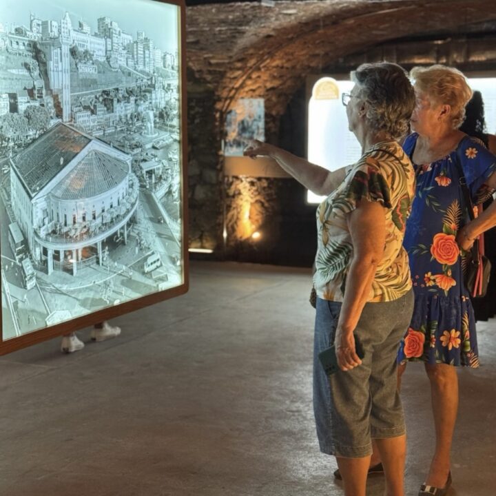 Casa das Histórias e Galeria Mercado abrem programação gratuita com curso inédito de teatro para público com mais de 55 anos