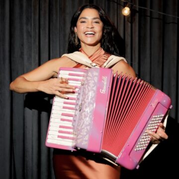 Lucy Alves estreia show de forró na CAIXA Cultural Salvador ao lado de músicos baianos