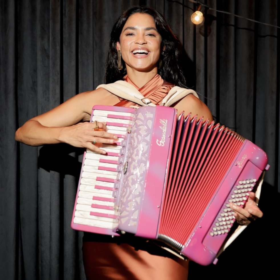 Lucy Alves estreia show de forró na CAIXA Cultural Salvador ao lado de músicos baianos