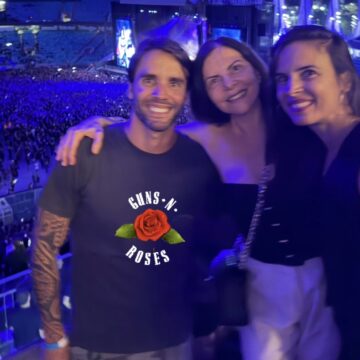 Daniel Cady assiste a show do Guns N’ Roses em Salvador ao lado da mãe e da irmã