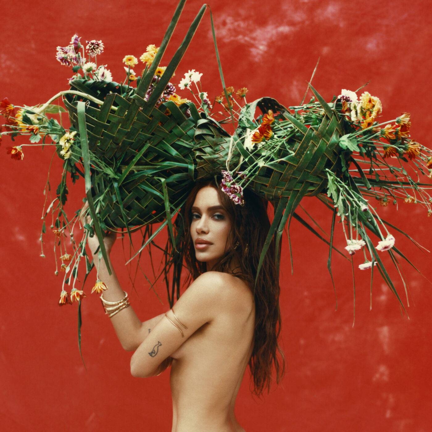 Anitta lança álbum com faixas em homenagem à Bahia e participação de Luedji Luna e Melly