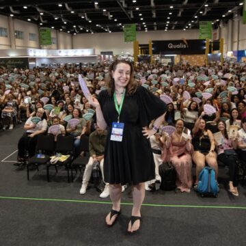 Julia Quinn atrai multidão na Bienal do Livro Bahia e produção esconde obra autografada para o público
