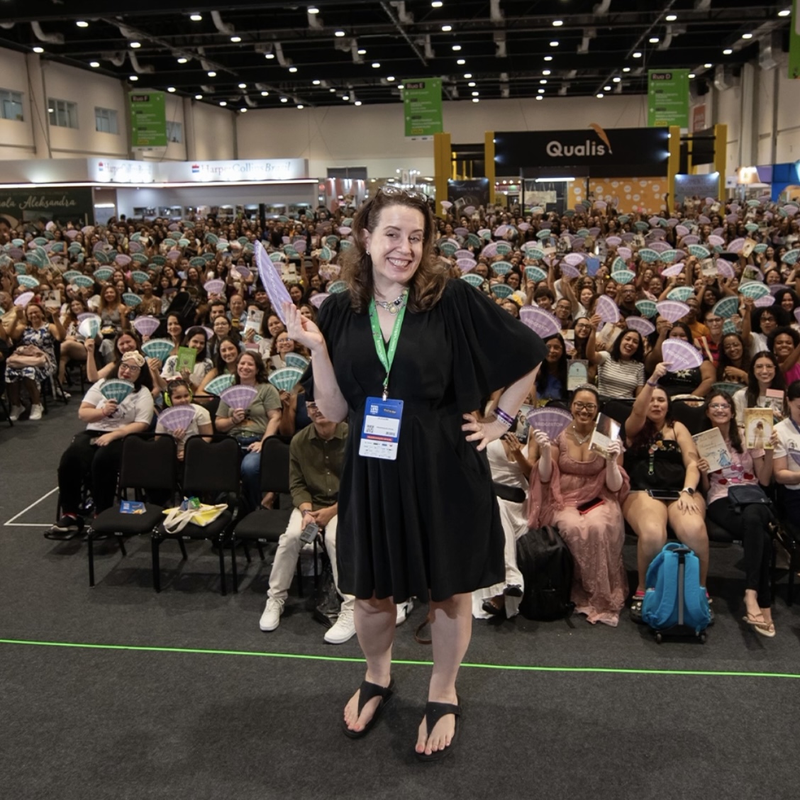Autora de “Bridgerton”, Julia Quinn reúne fãs na Bienal do Livro Bahia