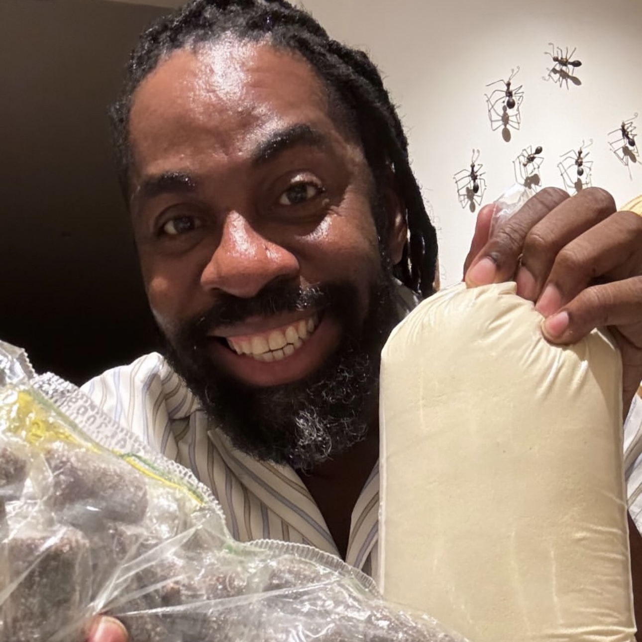 Lázaro Ramos mostra presentes especiais recebidos da Bahia: ‘Quem quer?’