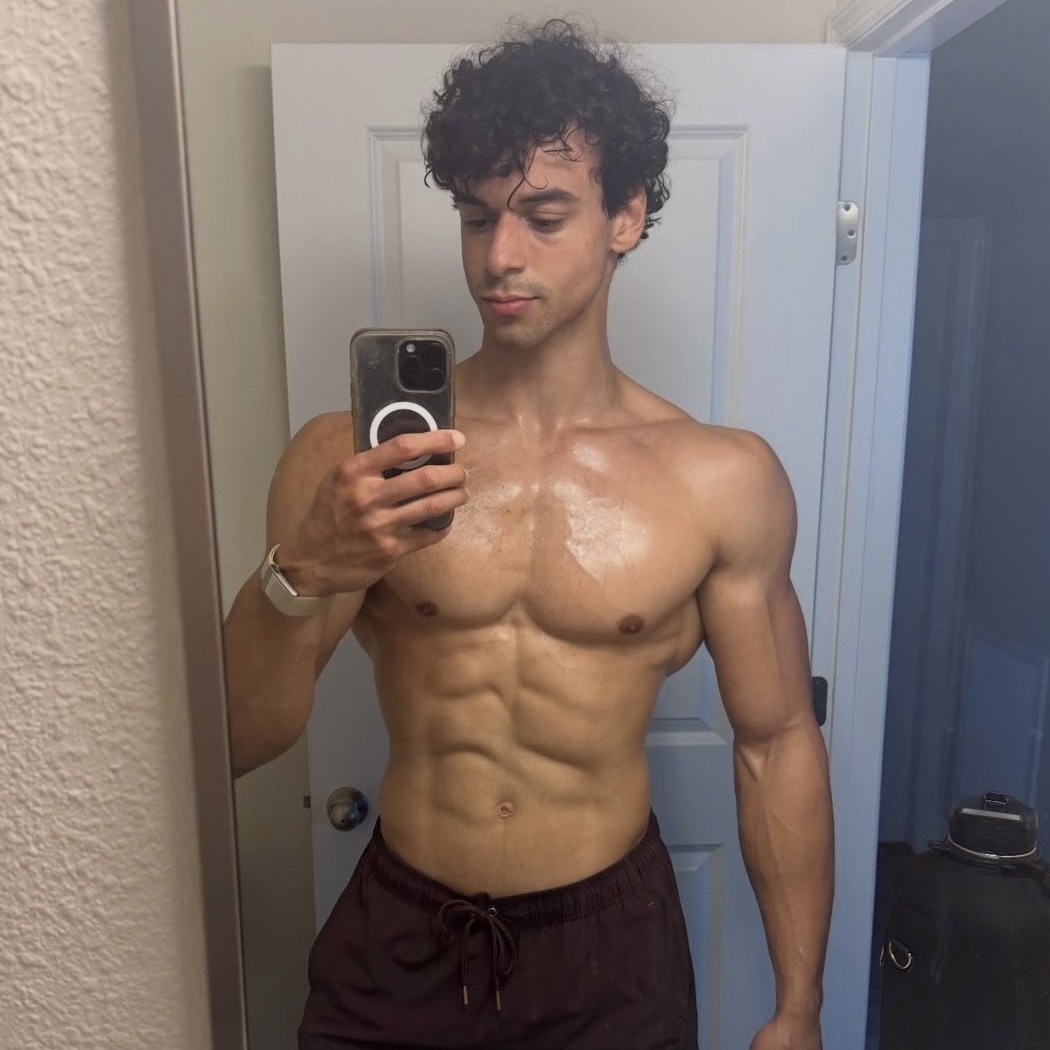 Filho de Carla Perez e Xanddy exibe físico em reta final de preparação para campeonato de fisiculturismo