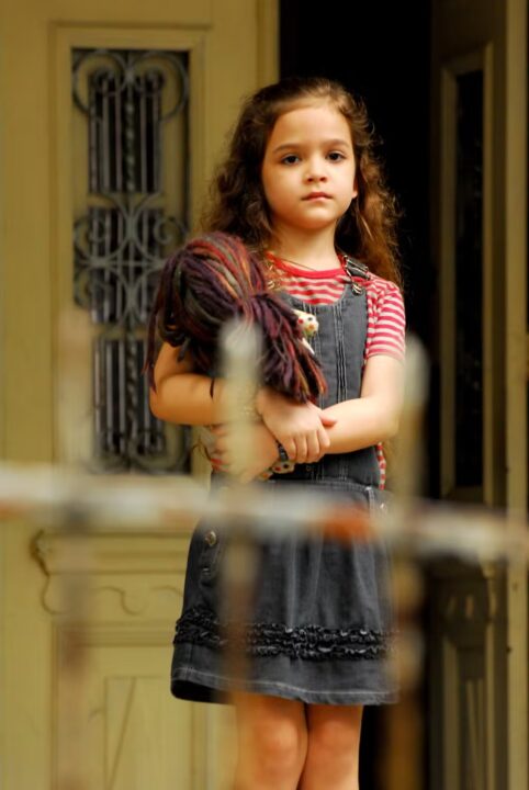 Mel Maia revisita início da carreira e fala de apoio de Adriana Esteves nos bastidores de Avenida Brasil