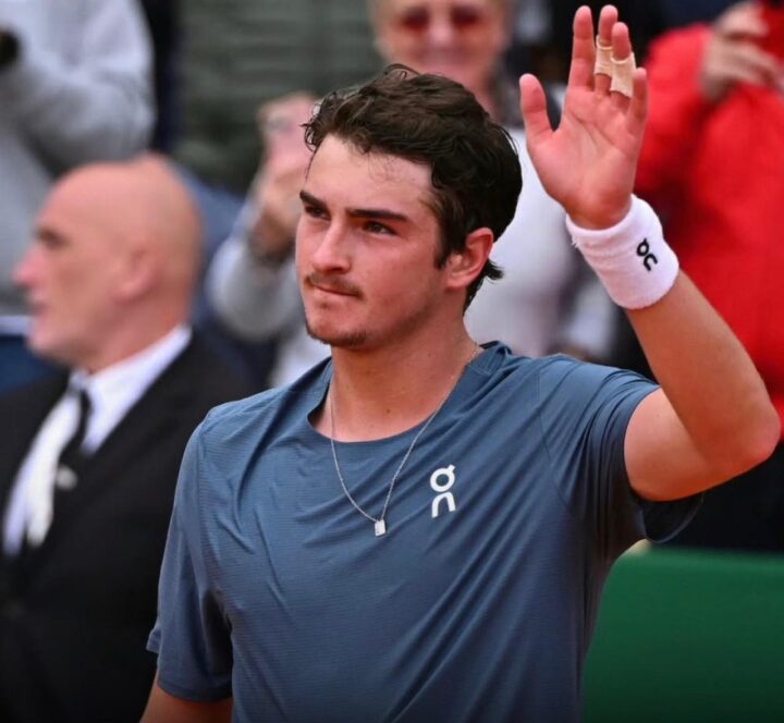 João Fonseca vence set, mas cai para nº 6 do mundo nas quartas do ATP de Munique
