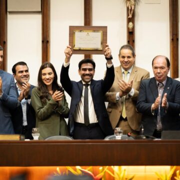 Prefeito de Luís Eduardo Magalhães, Junior Marabá recebe Título de Cidadão Baiano