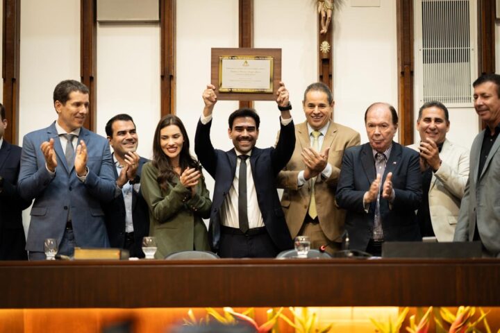 Prefeito de Luís Eduardo Magalhães, Junior Marabá recebe Título de Cidadão Baiano