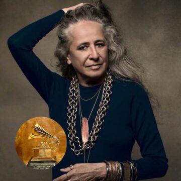 Maria Bethânia recebe Grammy em casa e celebra prêmio por álbum com Caetano Veloso: “estou feliz”