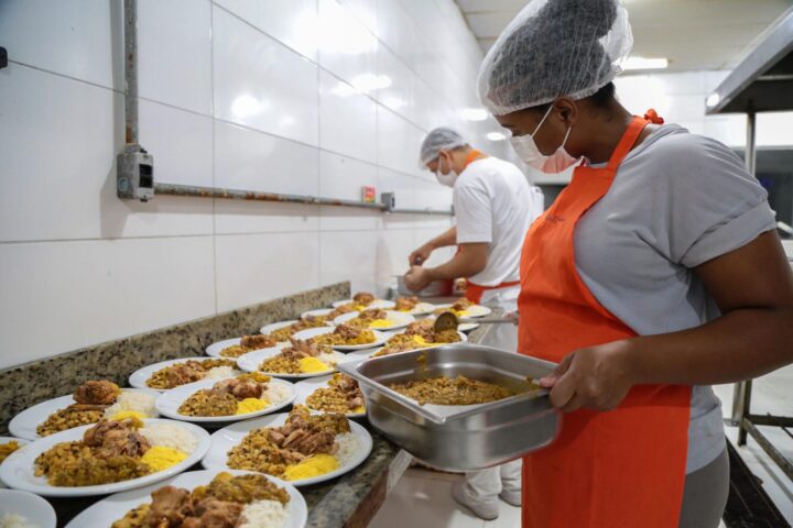 Restaurantes Populares de Salvador terão almoço de Páscoa nesta quinta-feira (2)