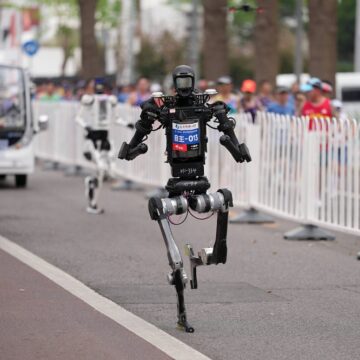 Robôs humanoides superam humanos em meia-maratona na China e impressionam com velocidade recorde