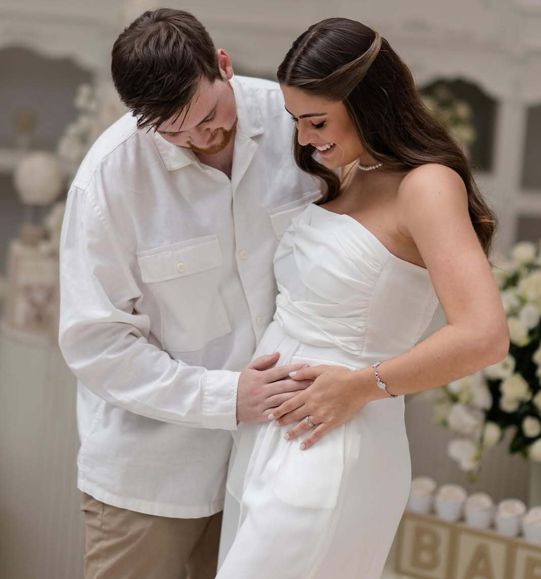 Grávida, filha de Elaine Mickely e César Filho revela nome do bebê: “Nosso reizinho”