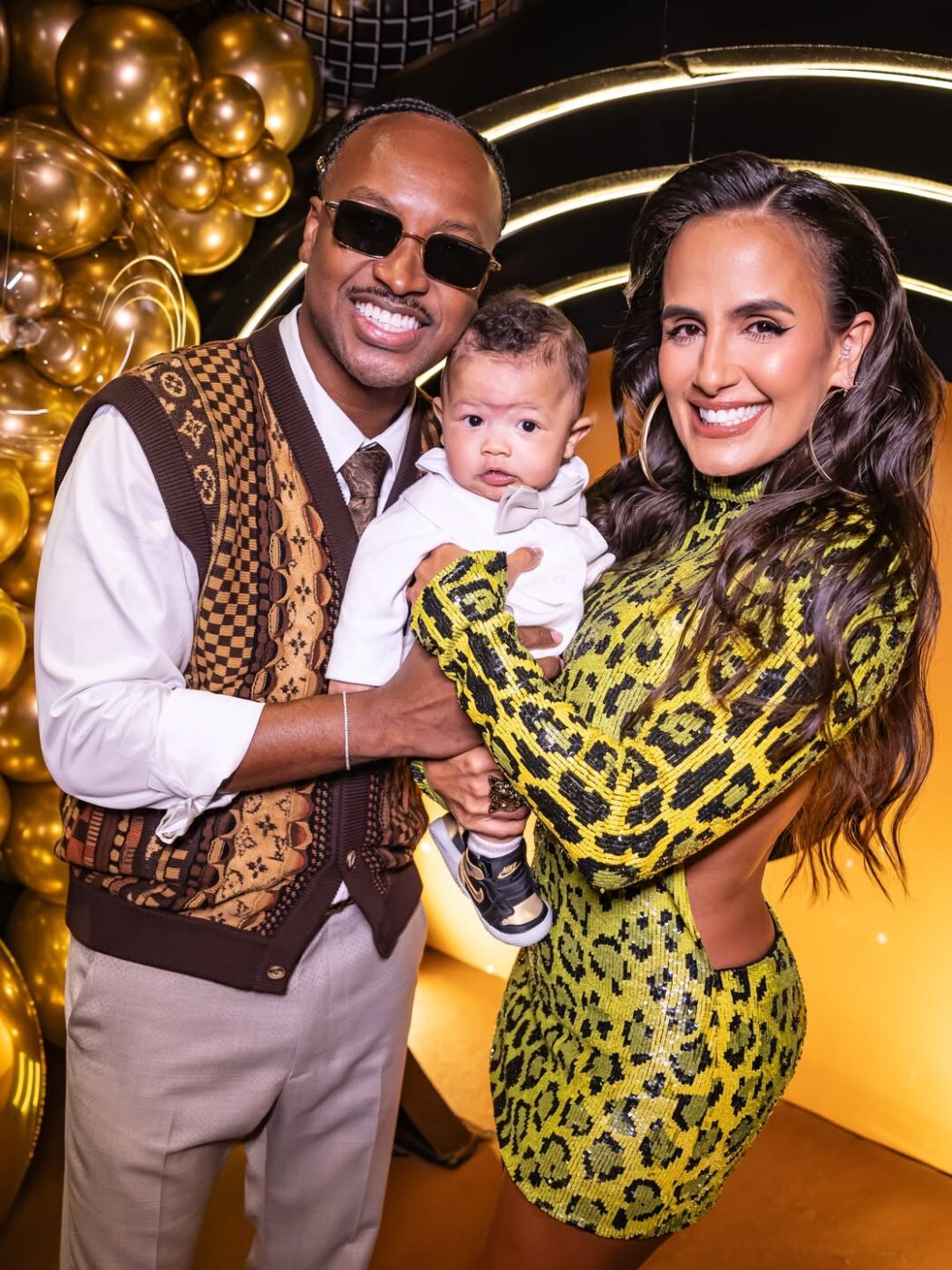 Filho de Carol Peixinho e Thiaguinho encanta ao usar look em homenagem ao pai; veja