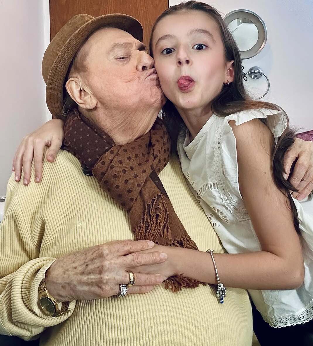 Neta de Raul Gil diverte público ao enganar o avô: “Comprei tudo com seu dinheiro”