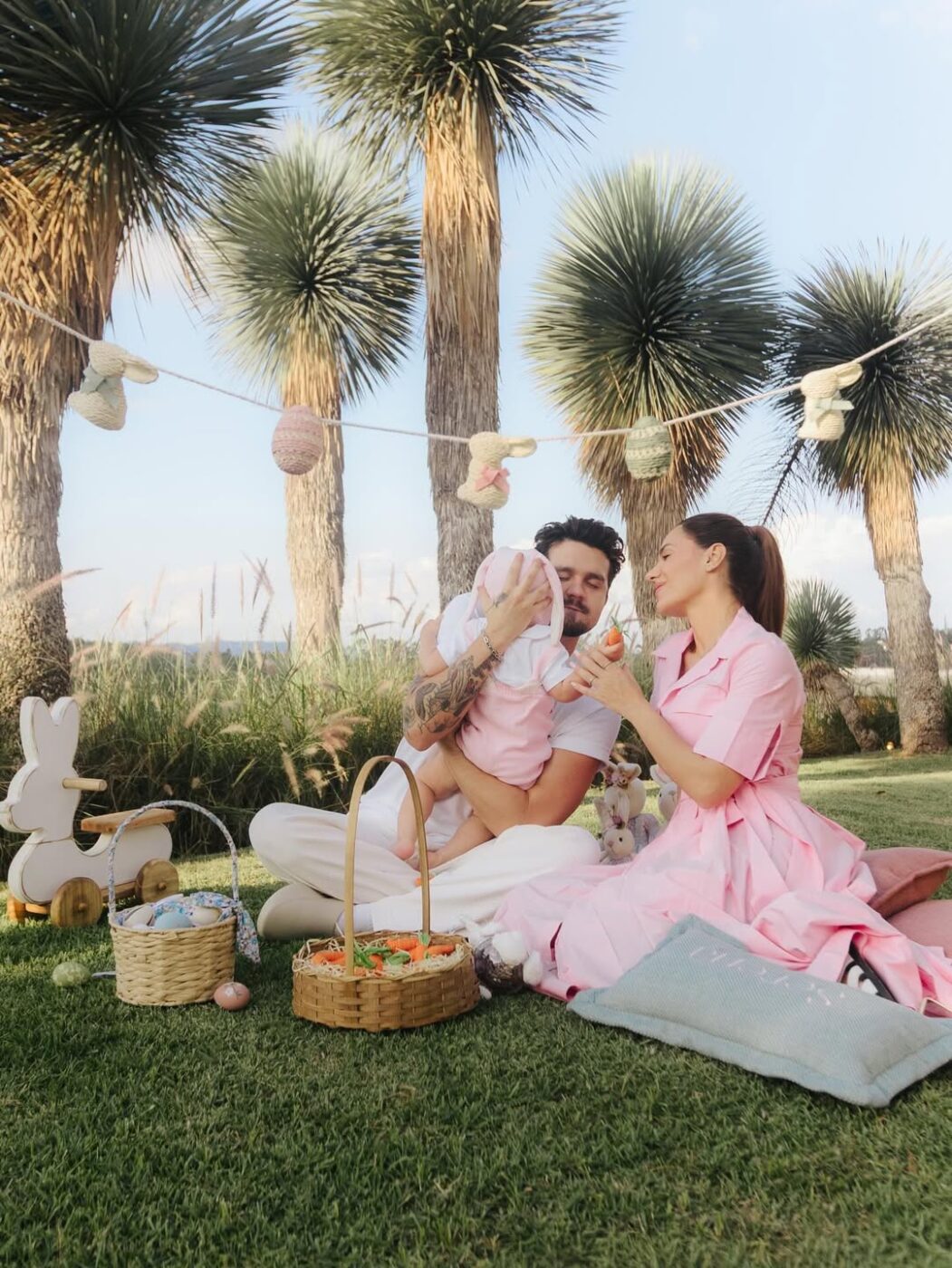 Jade Magalhães e Luan Santana compartilham cliques fofos de Páscoa com a filha Serena