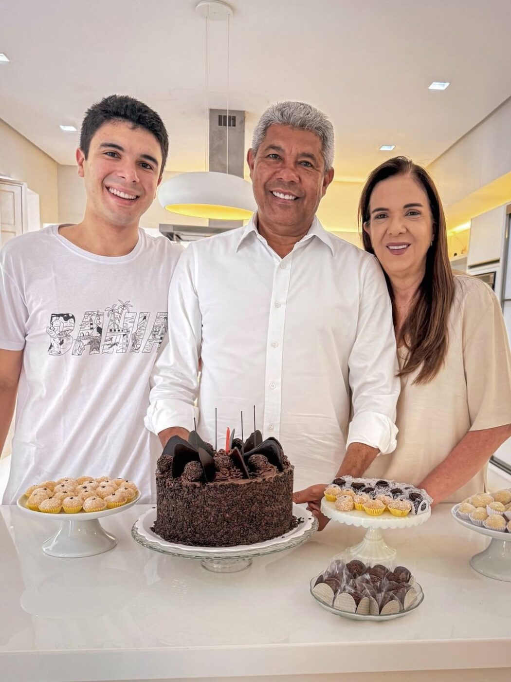 Governador Jerônimo Rodrigues comemora aniversário ao lado da família e ganha homenagem da esposa