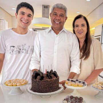Governador Jerônimo Rodrigues comemora aniversário ao lado da família e ganha homenagem da esposa
