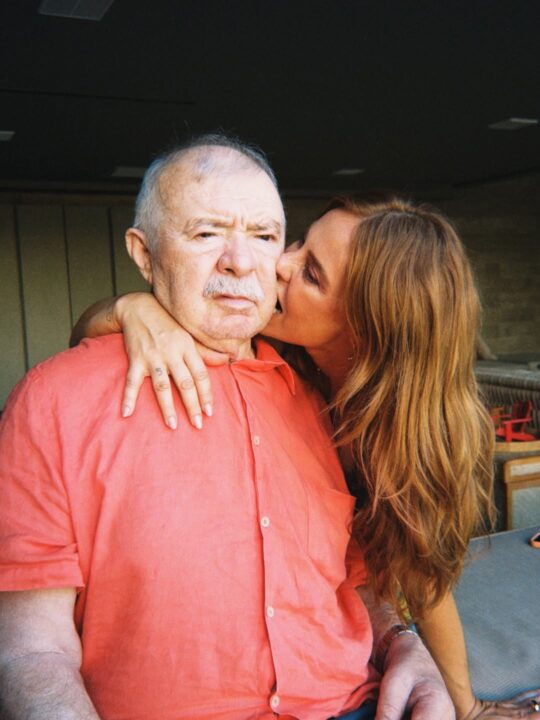 Com demência, pai de Paolla Oliveira surge em cliques raros com a filha; veja