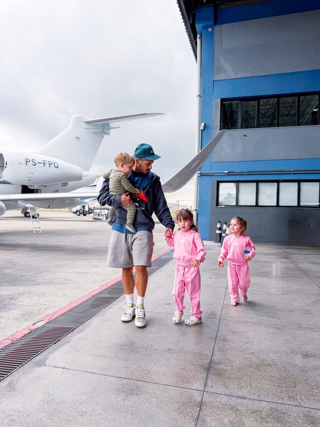 Zé Felipe celebra reencontro com filhos após viagem internacional deles com Virginia