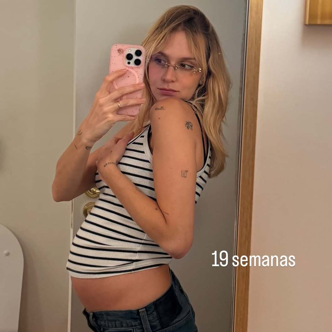 Grávida, filha de Xuxa exibe barriga e revela tempo de gestação