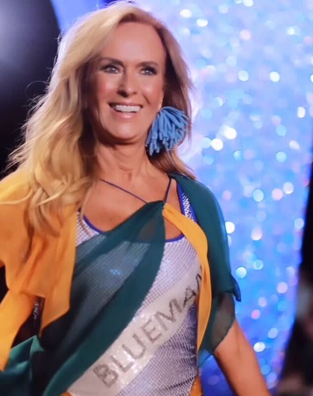 Aos 82 anos, Helô Pinheiro compartilha reflexão após brilhar em desfile de moda