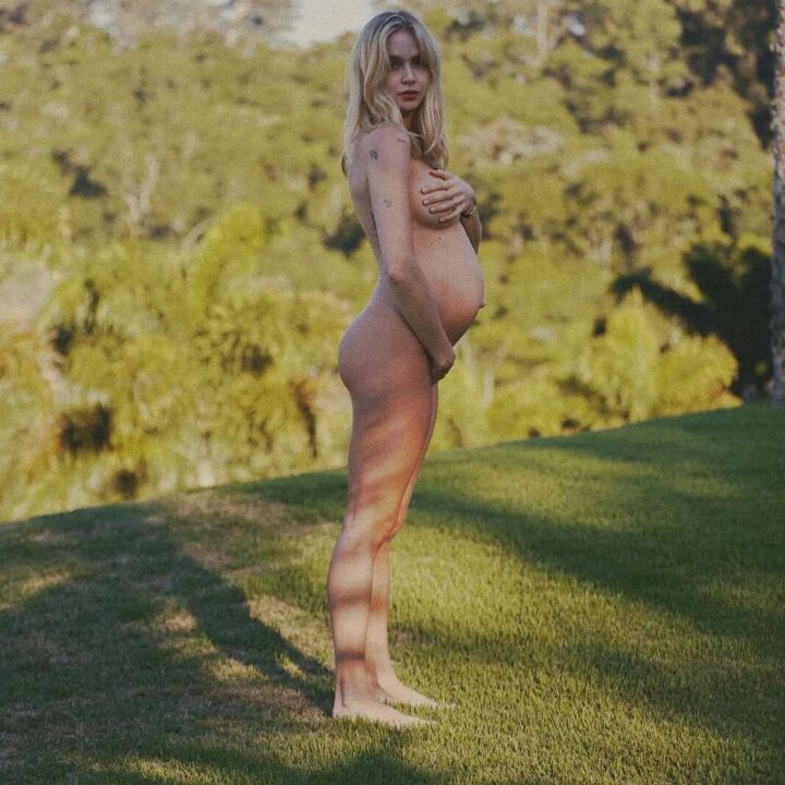 Grávida, filha de Xuxa exibe barrigão em cliques inéditos; veja