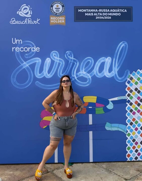 Thais Carla desce montanha-russa aquática mais alta do mundo após perder 100kg: ‘Muito feliz’