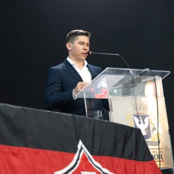 Osvaldo, craque do Vitória, recebe título de Cidadão de Salvador