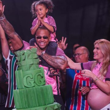 Léo Santana compartilha registros exclusivos da sua megafesta de aniversário e celebra: “Rico”