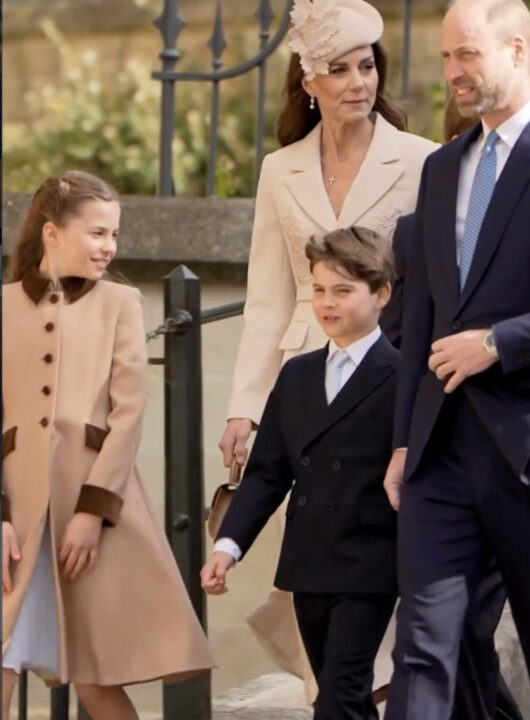 Após dois anos, príncipe William e Kate Middleton participam da missa de Páscoa com os filhos