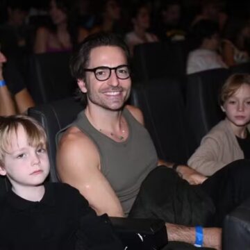 Thales Bretas assiste a espetáculo com os filhos que teve com Paulo Gustavo