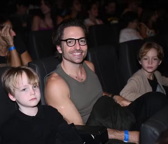 Thales Bretas assiste a espetáculo com os filhos que teve com Paulo Gustavo