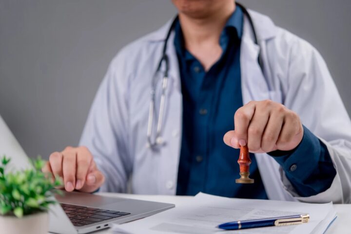 Nova lei obriga empresas a informar sobre direito a três dias de folga sem desconto; saiba detalhes