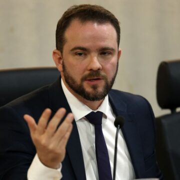 Governo eleva imposto do cigarro para bancar querosene e biodiesel