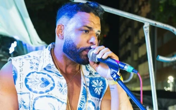 Cantor baiano famoso por hit sofre AVC e é internado em Salvador