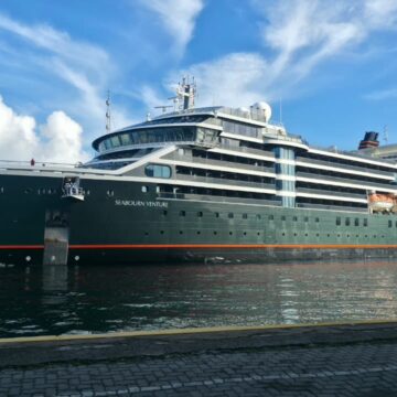 Cruzeiro de ultraluxo, Seabourn Venture atraca em Salvador durante viagem rumo a Barcelona