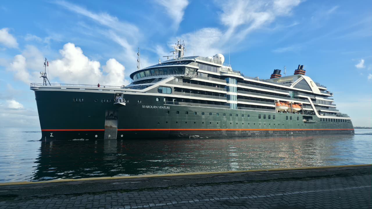 Cruzeiro de ultraluxo, Seabourn Venture atraca em Salvador durante viagem rumo a Barcelona