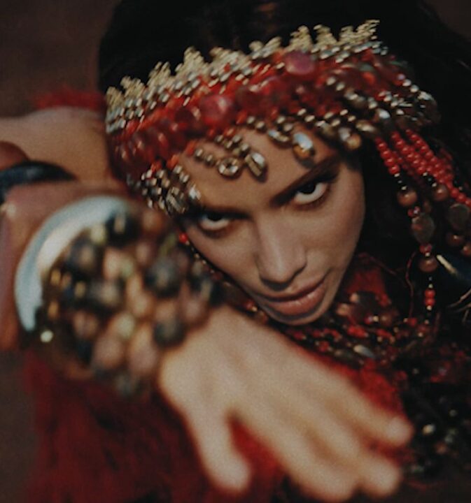 Anitta divulga o teaser de ‘Choka Choka’, sua parceria com Shakira; confira