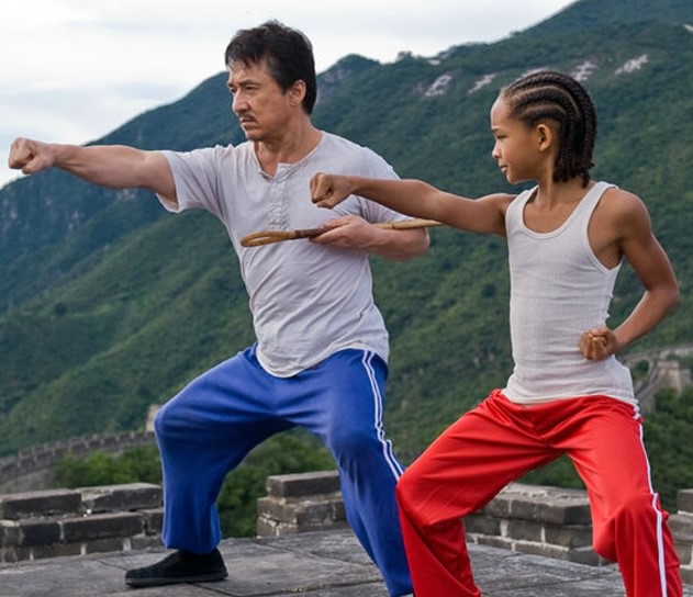 ‘Tira casaco, bota casaco’: 16 anos após Karatê Kid, Jaden Smith posa com Jackie Chan; veja foto