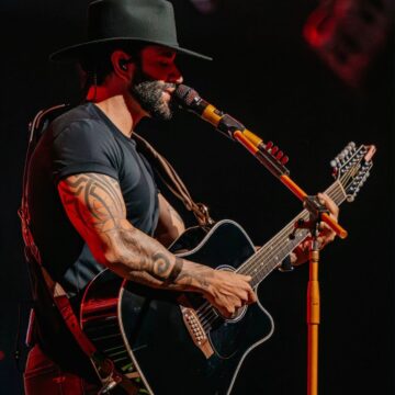 Gusttavo Lima abre álbum de fotos de apresentação na Praia do Forte: ‘Show incrível’