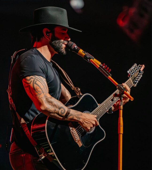 Gusttavo Lima abre álbum de fotos de apresentação na Praia do Forte: ‘Show incrível’