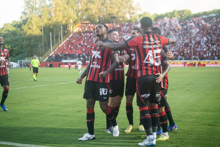 Vitória vence São Paulo por 2×0 no Barradão e sobe na tabela do Brasileirão