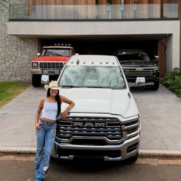 Ana Castela celebra compra de picape: ‘To com a garagem que eu sempre quis’