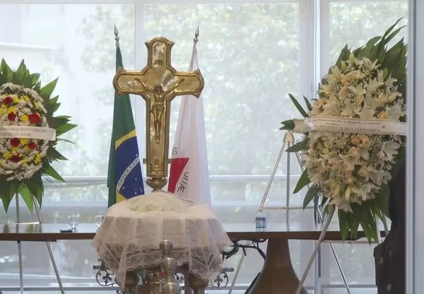 Corpo de pai de Ana Paula Renault é velado em Belo Horizonte nesta segunda (20)