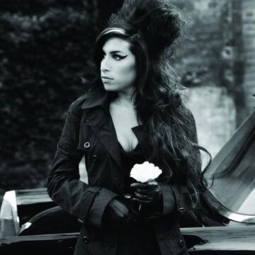 Pai de Amy Winehouse perde processo contra amigas da artista; entenda