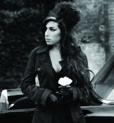 Pai de Amy Winehouse perde processo contra amigas da artista; entenda