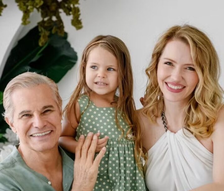 Edson Celulari aparece em ensaio com a mulher e a filha caçula