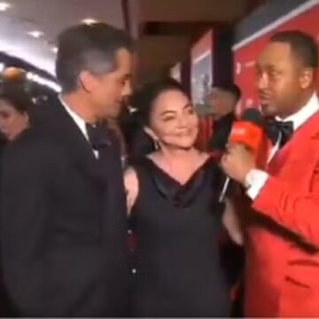 Mãe de Wagner Moura brilha em festa luxuosa nos EUA e promete fazer vatapá para apresentador